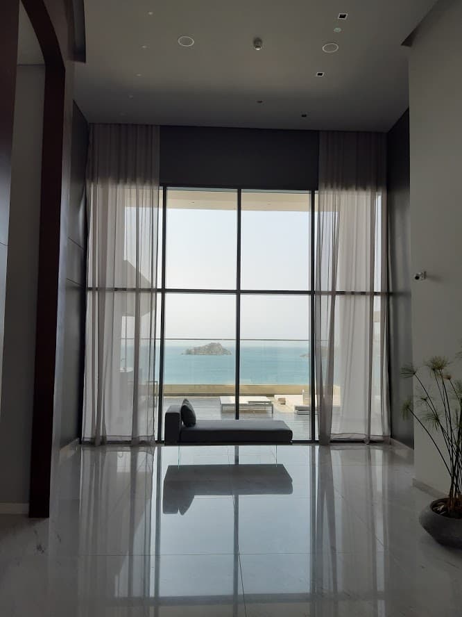 Espacio con cortinas y vista al mar