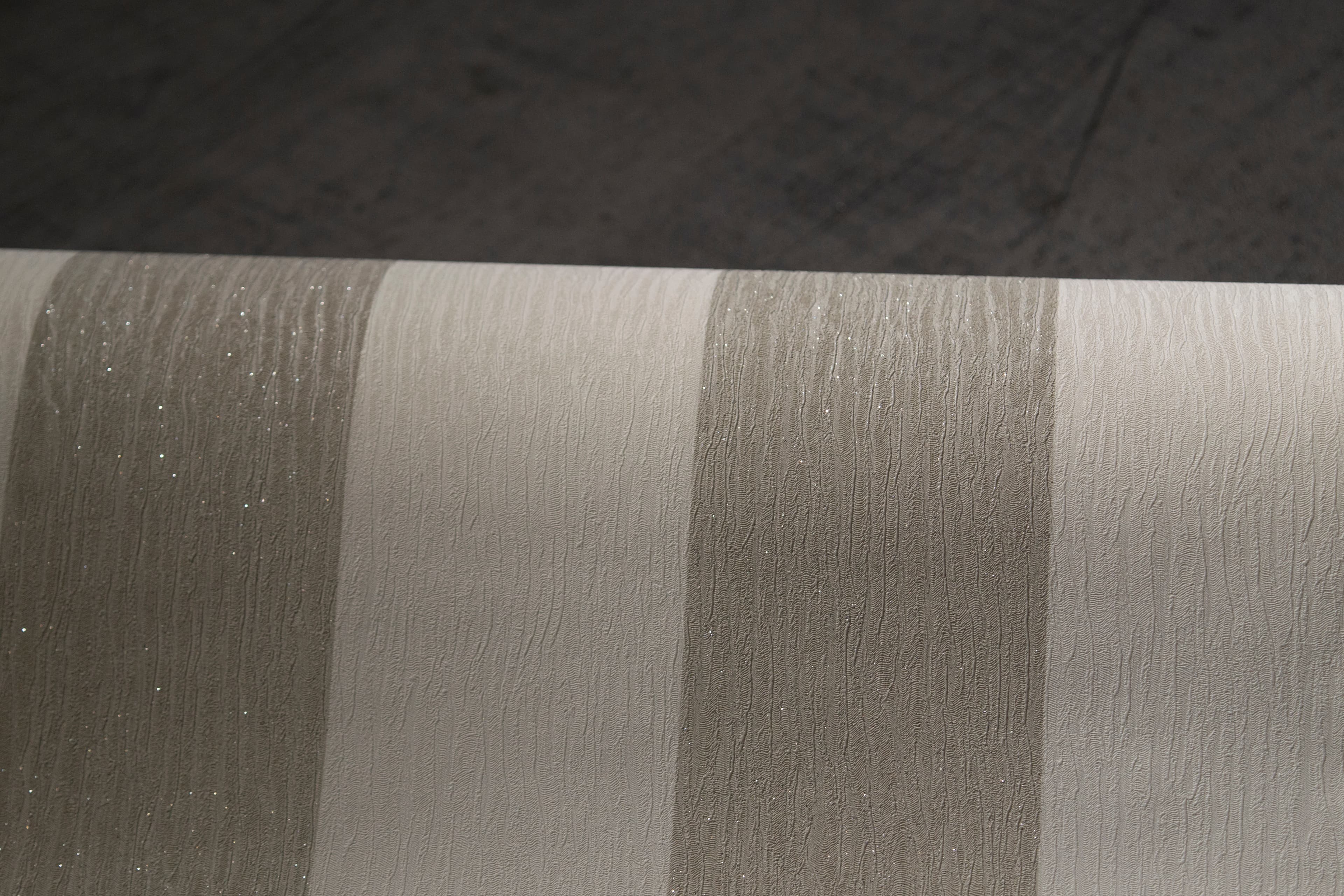 Papel de Colgadura de Rayas Gris con Toques de Brillo Rollo de 5,2m²